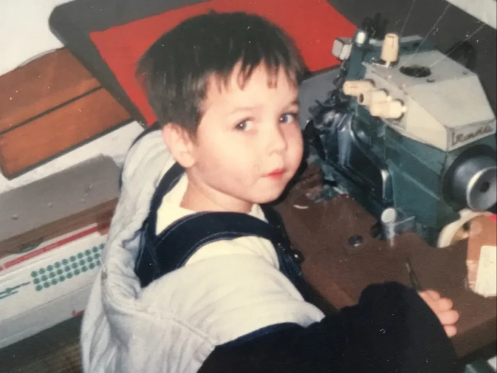 Zanatska radionica Dress Press-a 1999. godine. Dijete koristi jednu od mašina